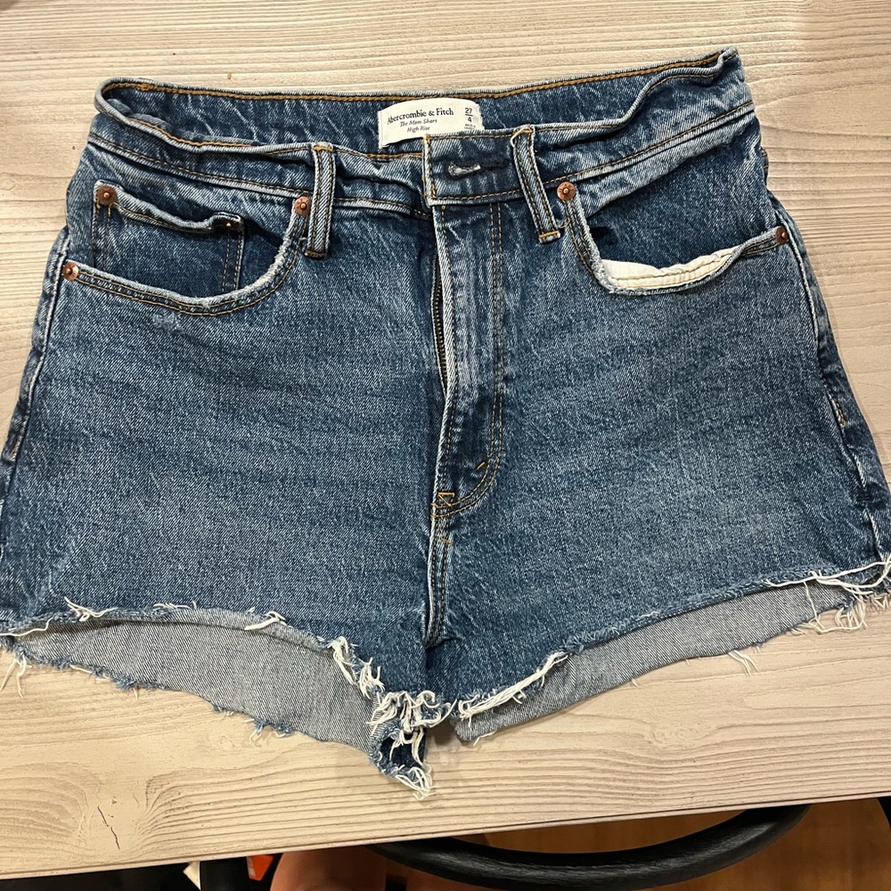 Abercrombie The Mom High Rise Shorts size 27 Curve Love medium wash